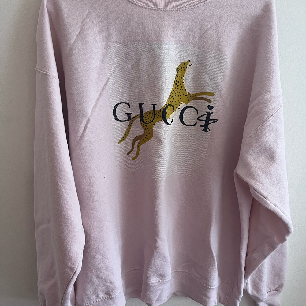 Gucci Light Pink Crewneck with Yellow Leopard Logo
